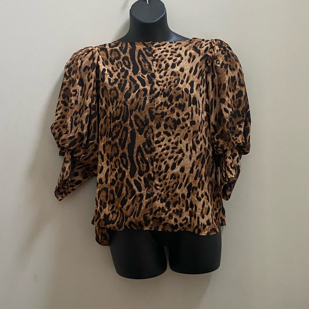 NWOT PLUS SIZE  2X 🐆 LEOPARD PULLOVER BLOUSE.. buttons to back. - Picture 3 of 9